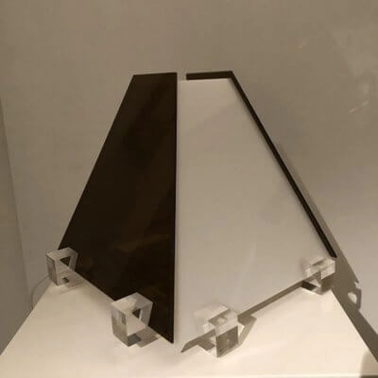 Lampada da tavolo in acrilico, anni '70 1