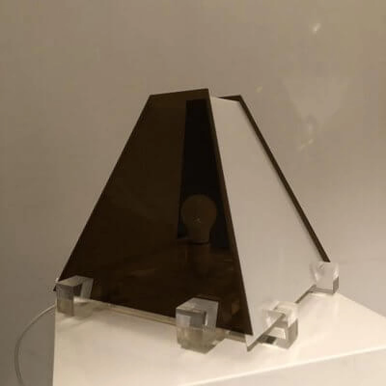 Lampada da tavolo in acrilico, anni '70 2
