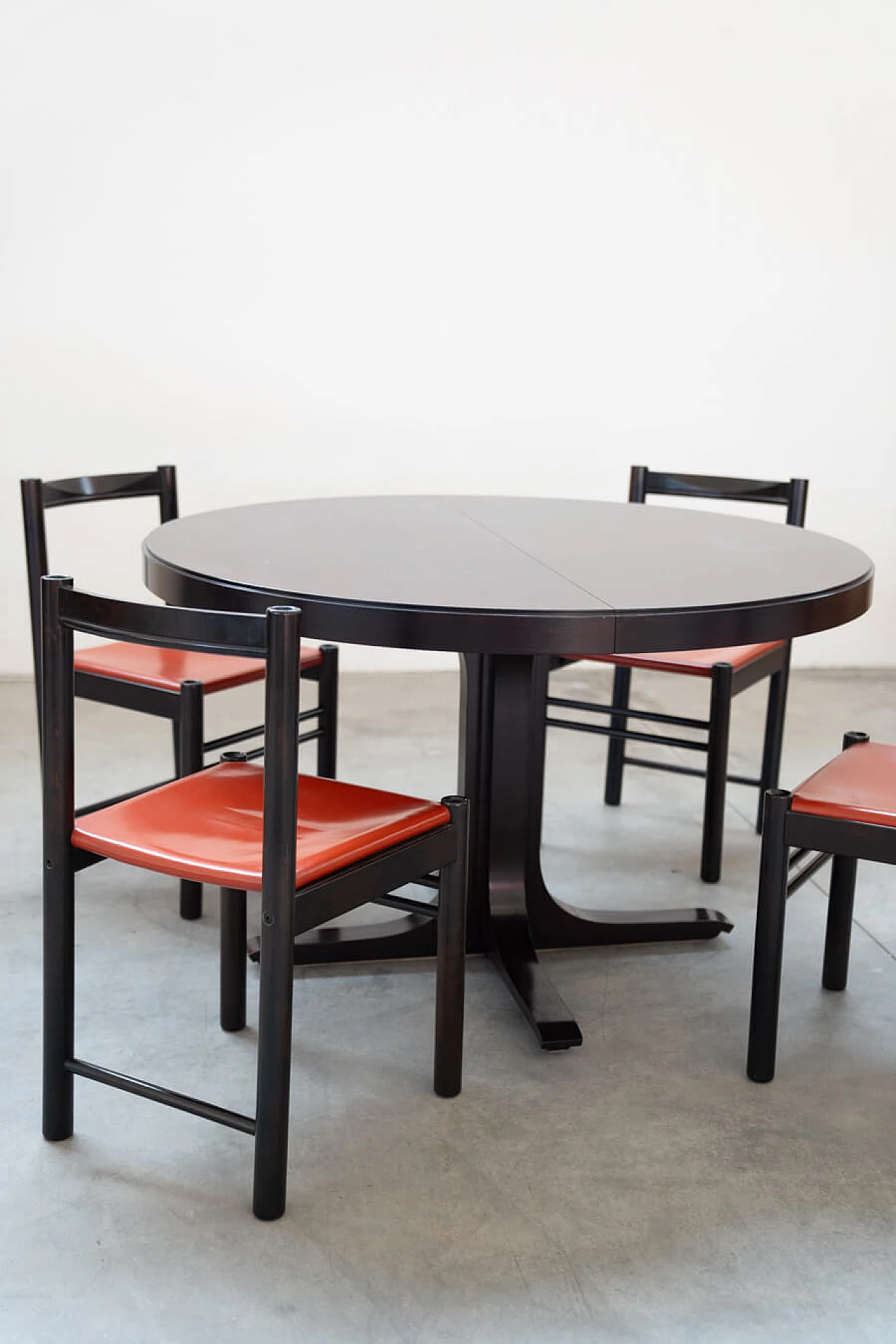 6 Chairs and table by Ibisco, 1970s 20