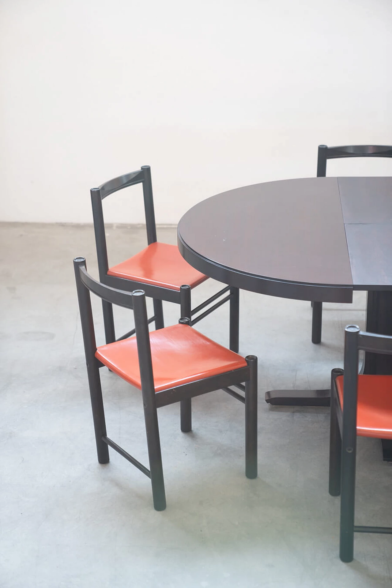 6 Chairs and table by Ibisco, 1970s 28