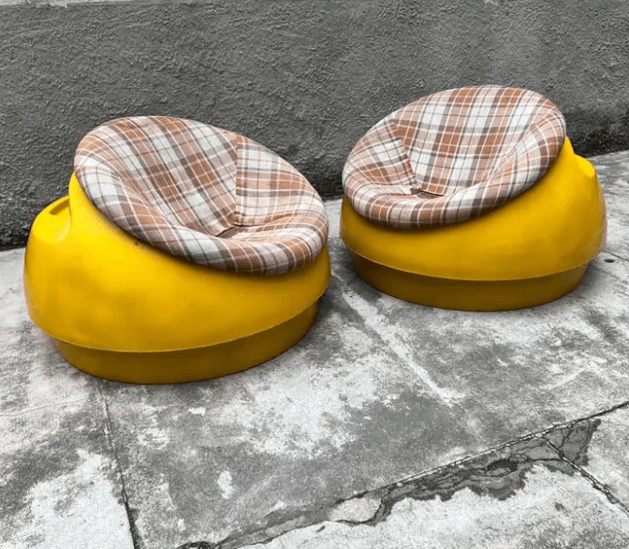 Pair of fibreglass armchairs, 1960s 3