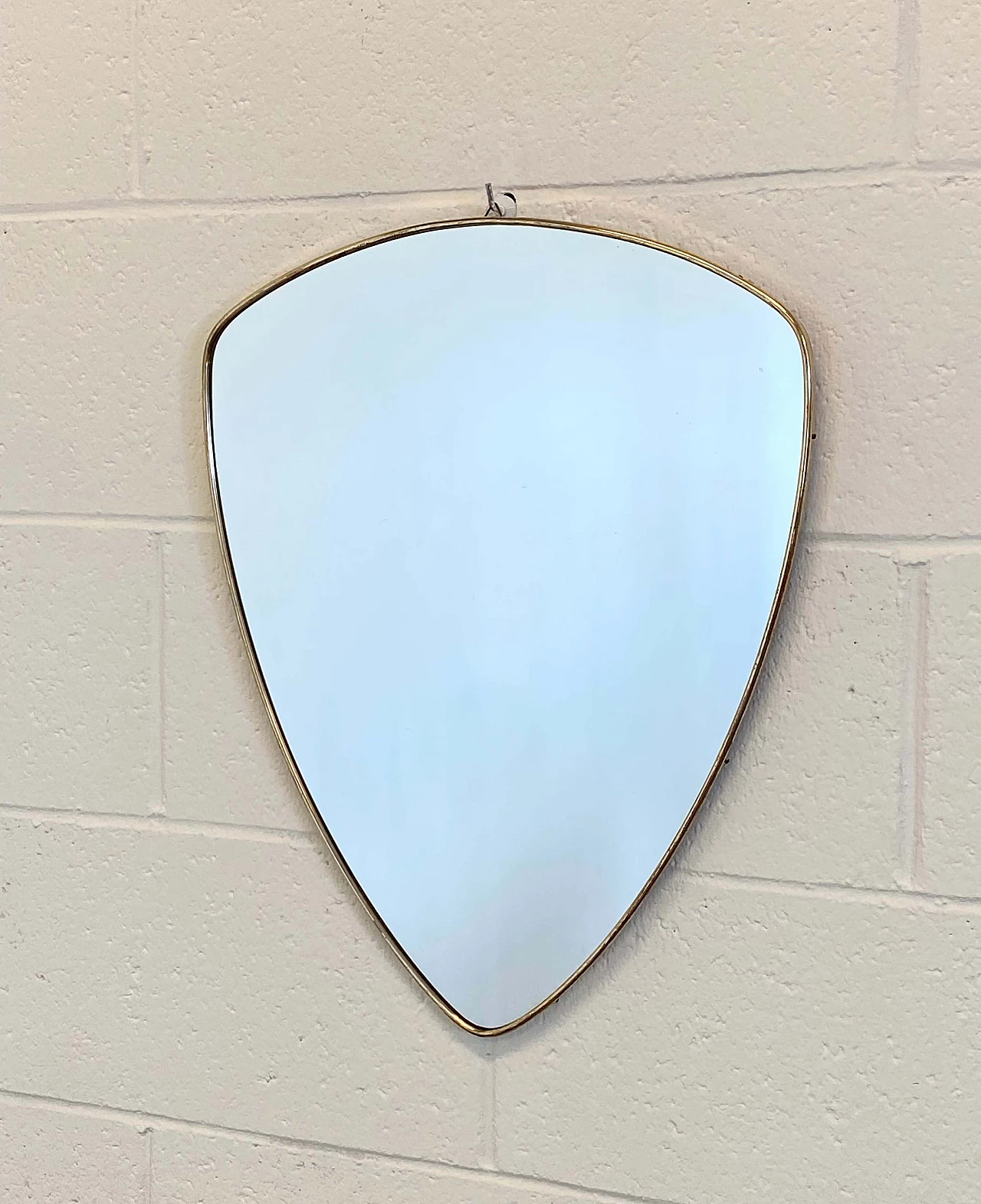 Specchio a forma di scudo in ottone, anni '50 1