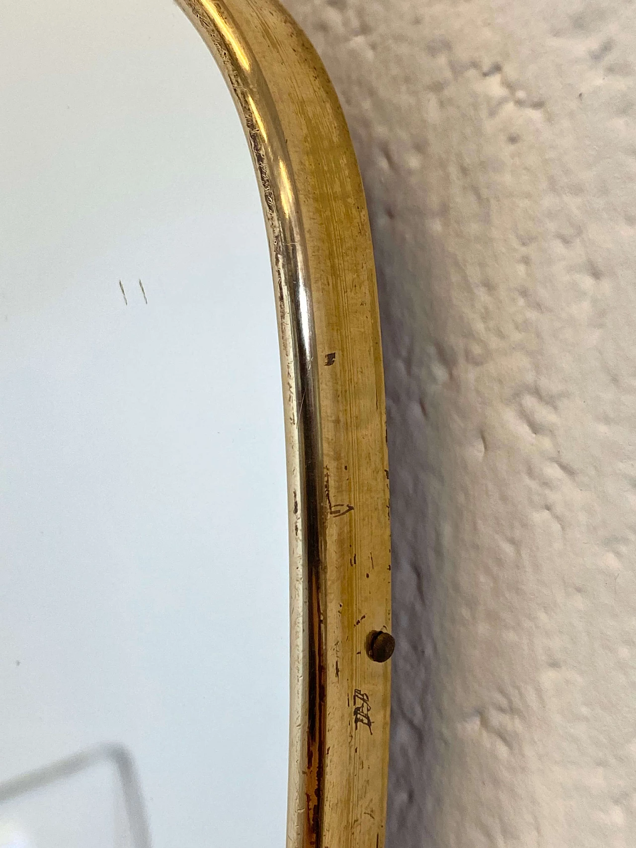 Specchio a forma di scudo in ottone, anni '50 2