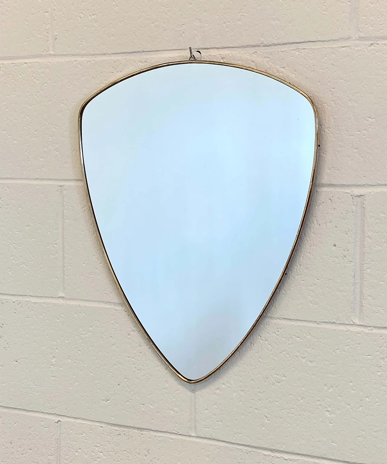 Specchio a forma di scudo in ottone, anni '50 3