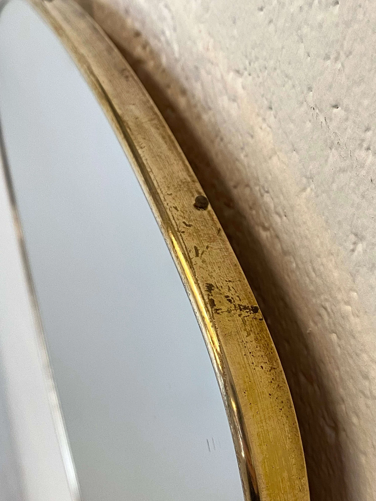 Specchio a forma di scudo in ottone, anni '50 4