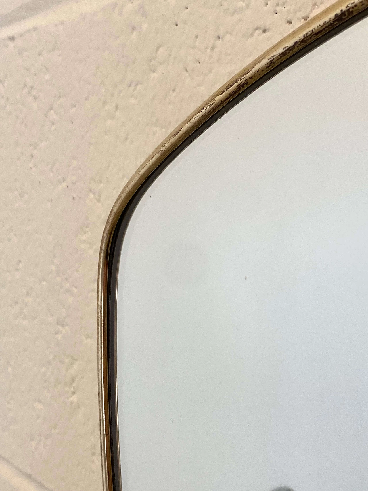 Specchio a forma di scudo in ottone, anni '50 5