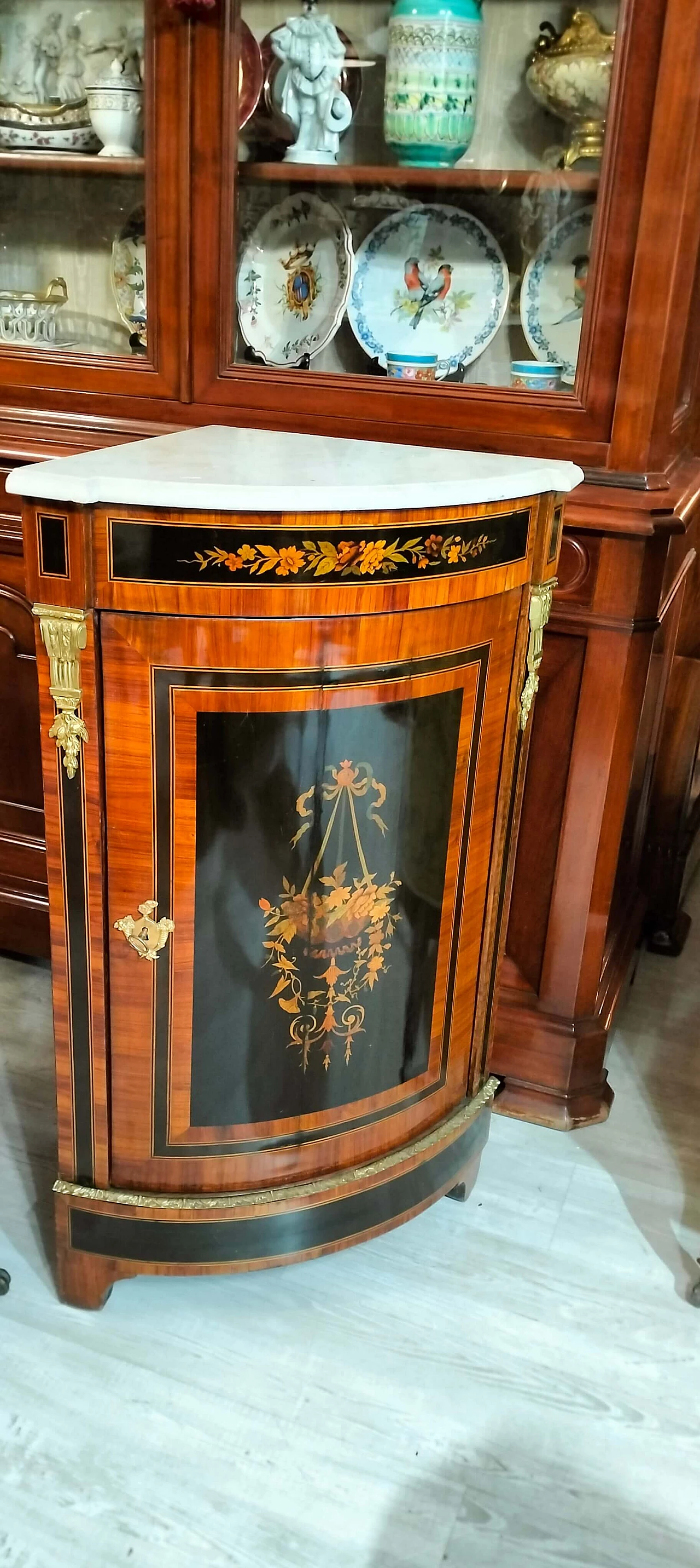 Angoliera Napoleone III in legno di rosa con intarsi in ebano, '800 1