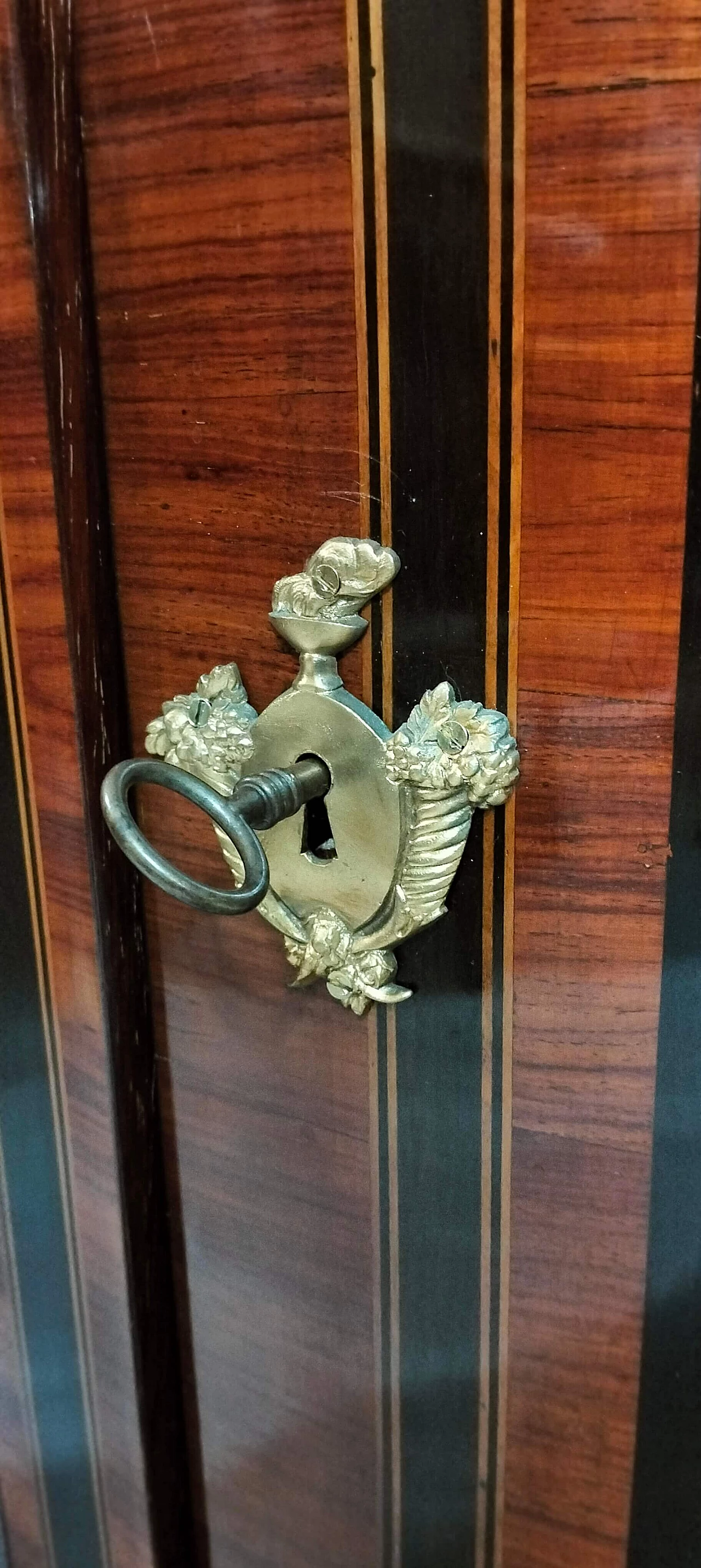 Angoliera Napoleone III in legno di rosa con intarsi in ebano, '800 4