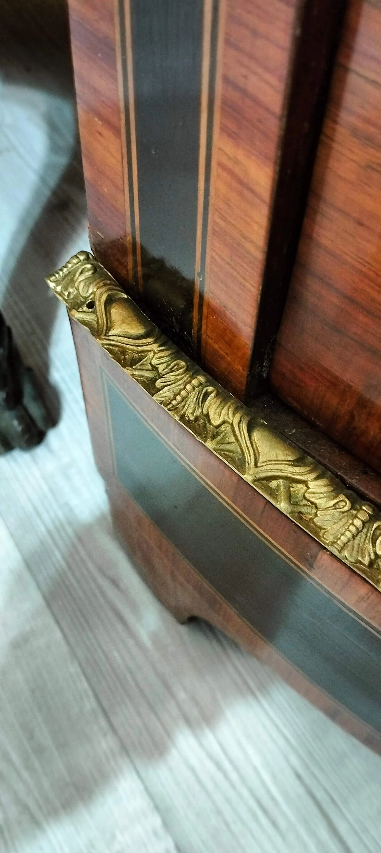 Angoliera Napoleone III in legno di rosa con intarsi in ebano, '800 6