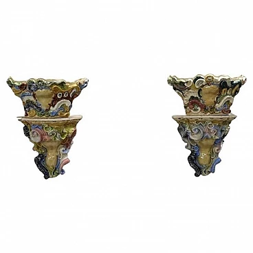 Coppia di mensole con vaso in maiolica dipinta, fine '800