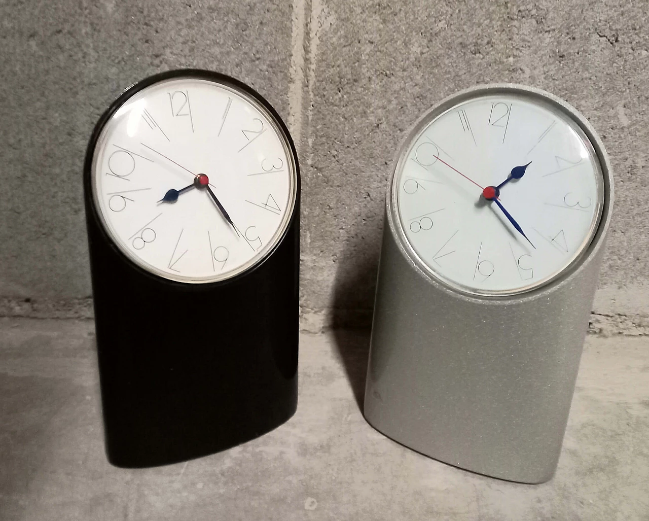 Pair of Tantalo table clocks by Richard Sapper for Artemide, 1960s 1
