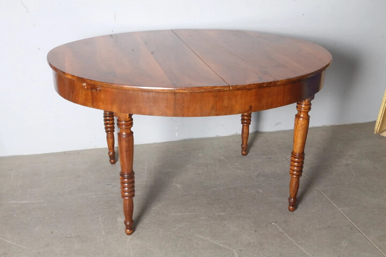 Tuscan oval solid walnut extendable table, mid-19th century 1