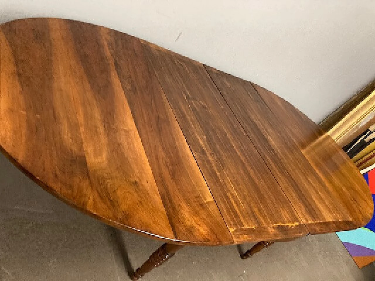 Tuscan oval solid walnut extendable table, mid-19th century 18