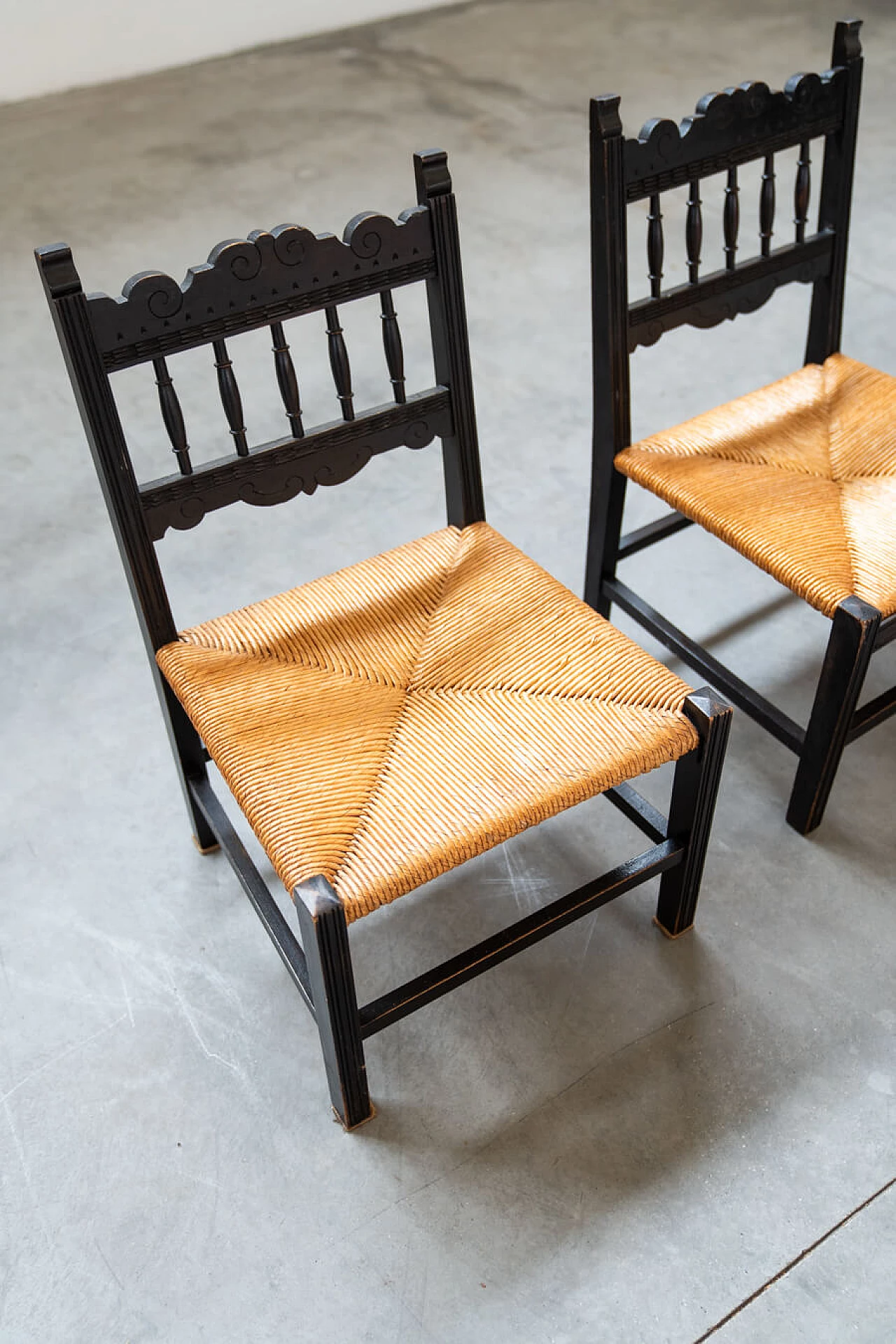 Pair of hand-woven rice straw chamber chairs, 1950s 4