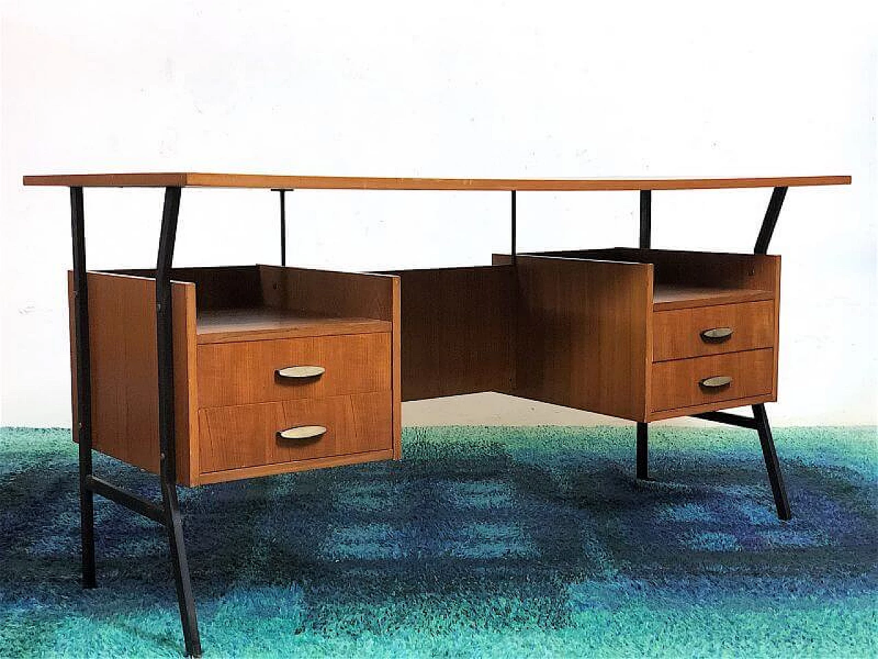 Scrivania direzionale in legno con impiallacciatura in teak con struttura in metallo nero, anni '60 2