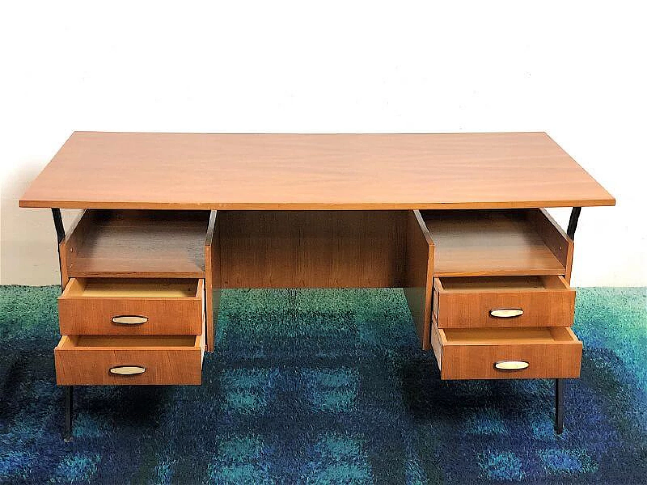 Scrivania direzionale in legno con impiallacciatura in teak con struttura in metallo nero, anni '60 6