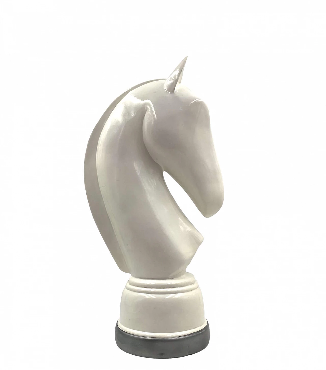 Cavallo degli scacchi, scultura in resina laccata bianca, anni '70 1