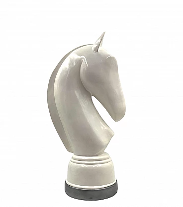 Cavallo degli scacchi, scultura in resina laccata bianca, anni '70