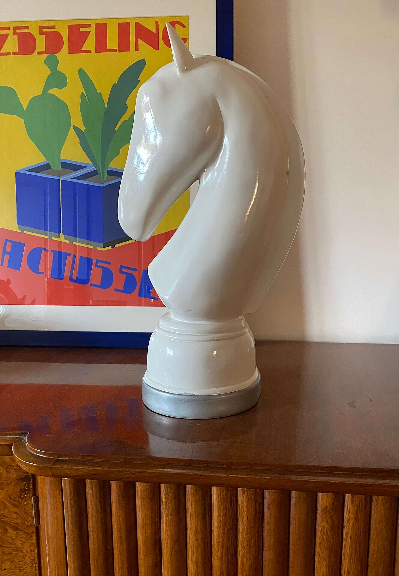 Cavallo degli scacchi, scultura in resina laccata bianca, anni '70 2