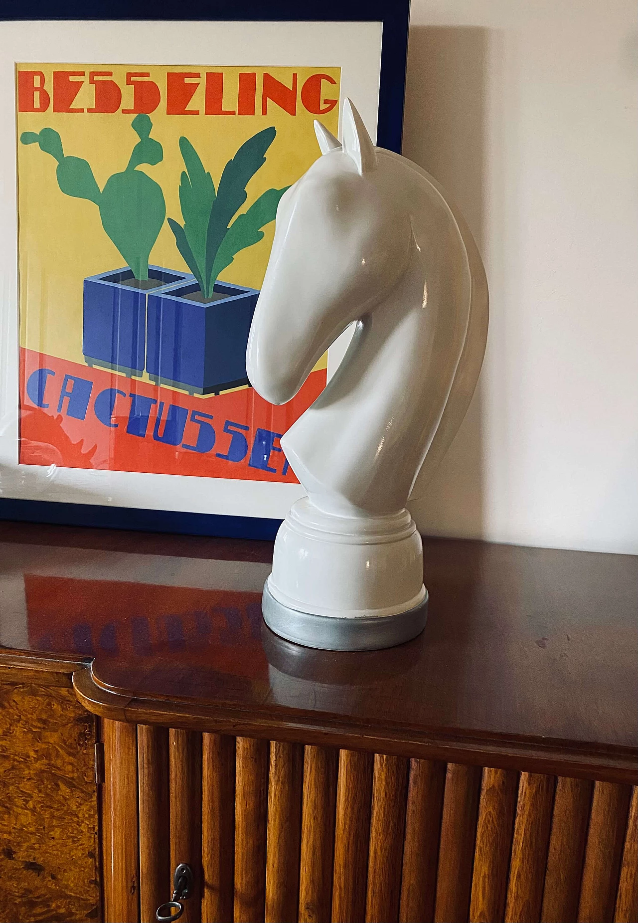 Cavallo degli scacchi, scultura in resina laccata bianca, anni '70 3