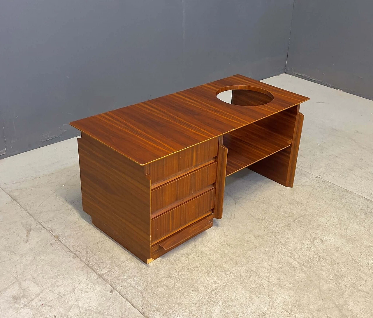 Tavolino in legno con tre cassetti e piano con apertura circolare, anni '60 2