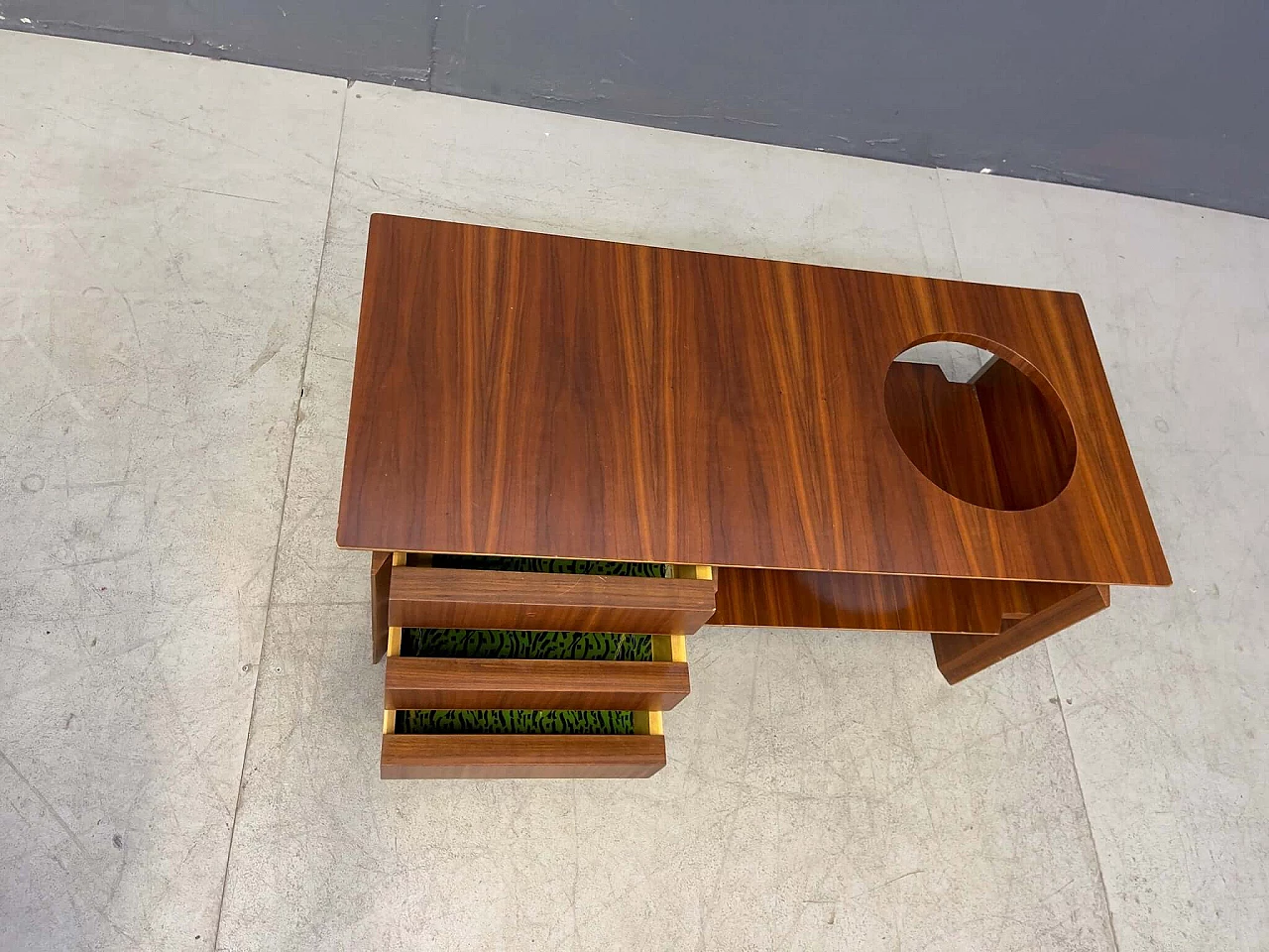 Tavolino in legno con tre cassetti e piano con apertura circolare, anni '60 4