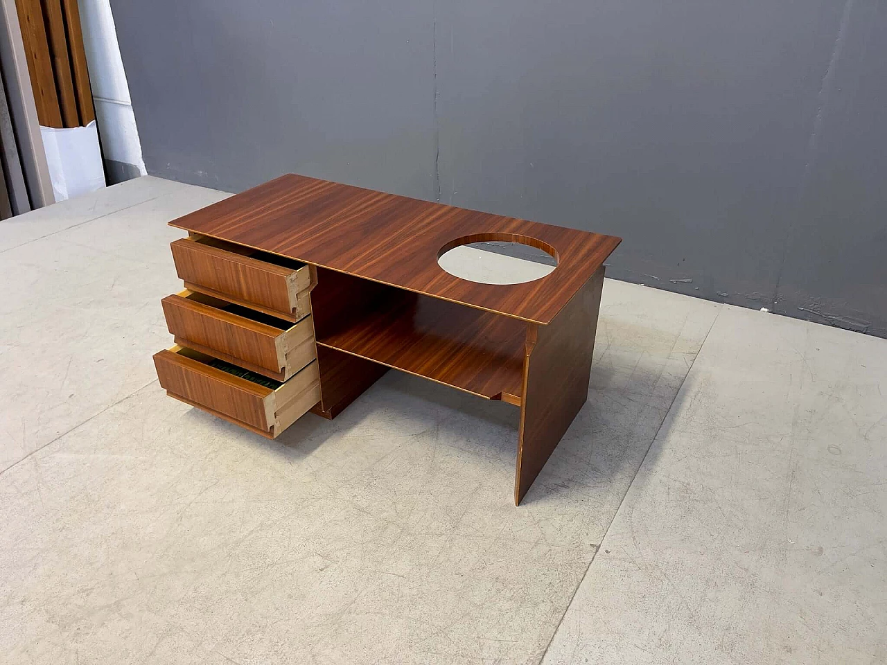 Tavolino in legno con tre cassetti e piano con apertura circolare, anni '60 5
