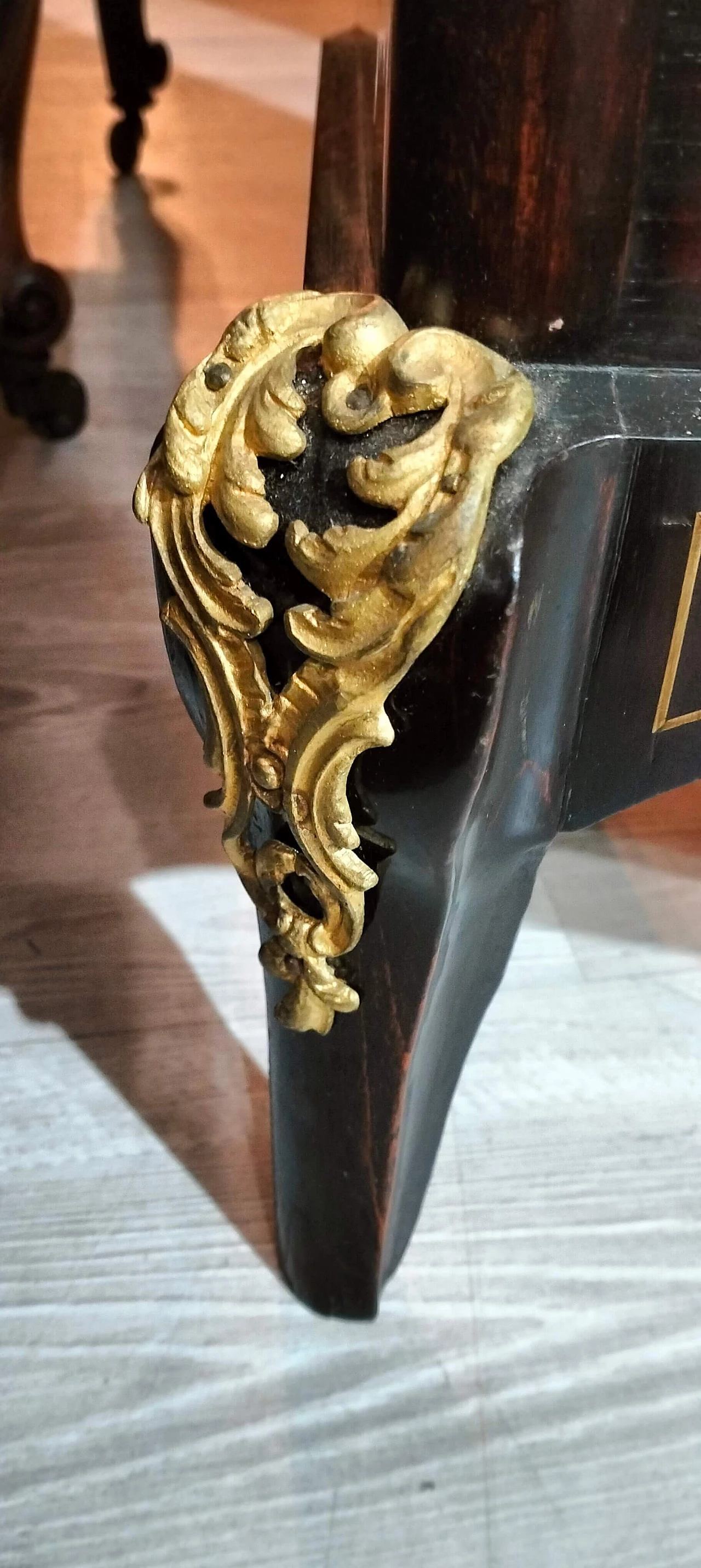 Vetrina Napoleone III in palissandro con decori in bronzo, metà '800 8