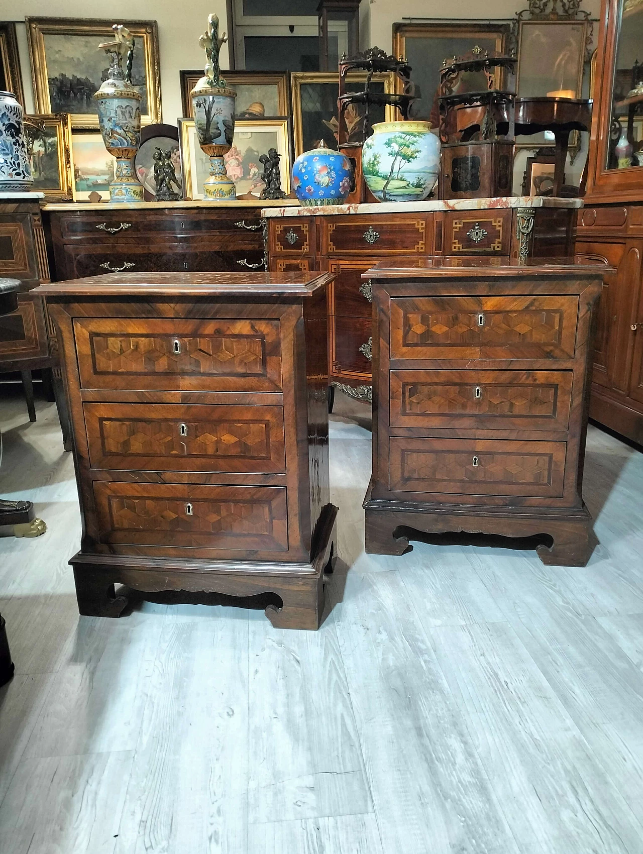 Coppia di comodini in noce con intarsi a scacchiera, inizio '900 1