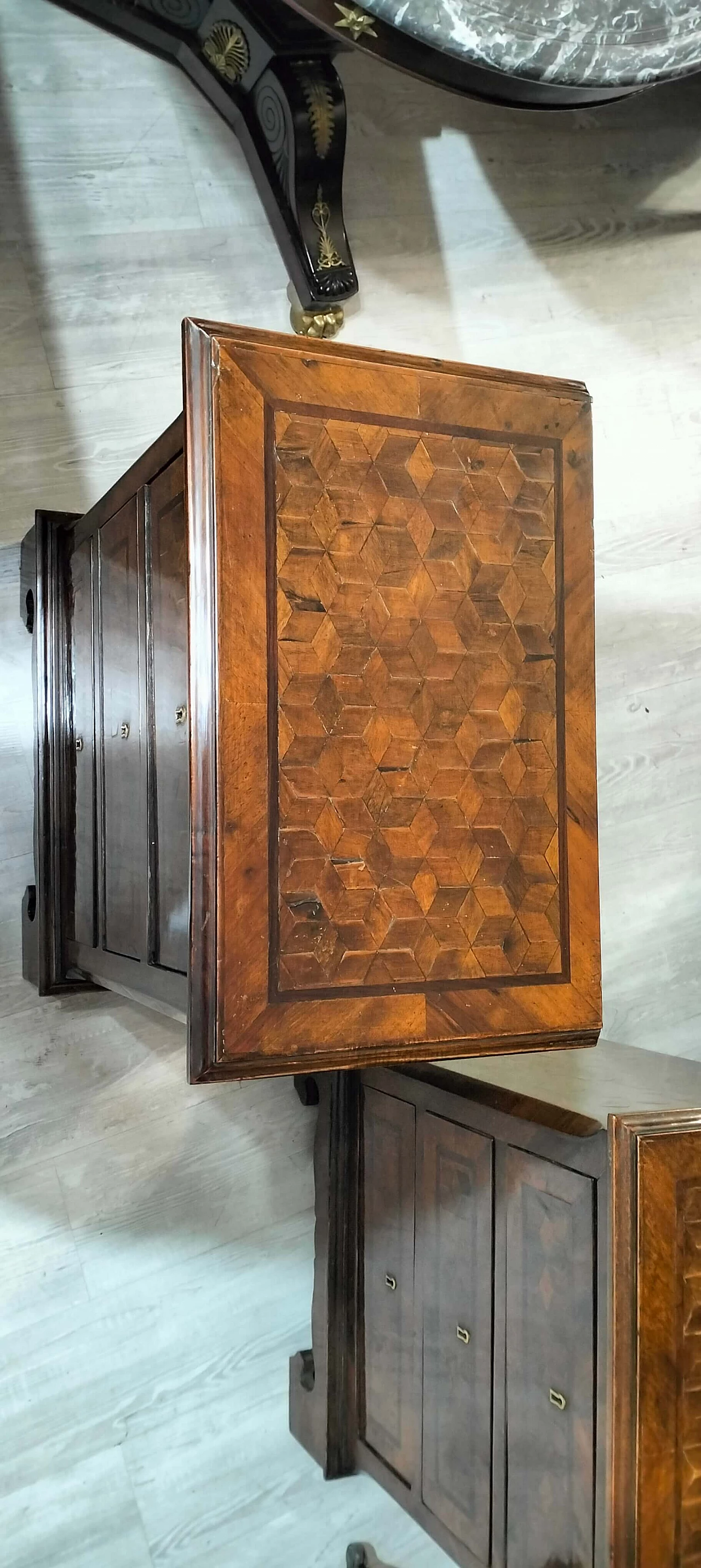 Coppia di comodini in noce con intarsi a scacchiera, inizio '900 2