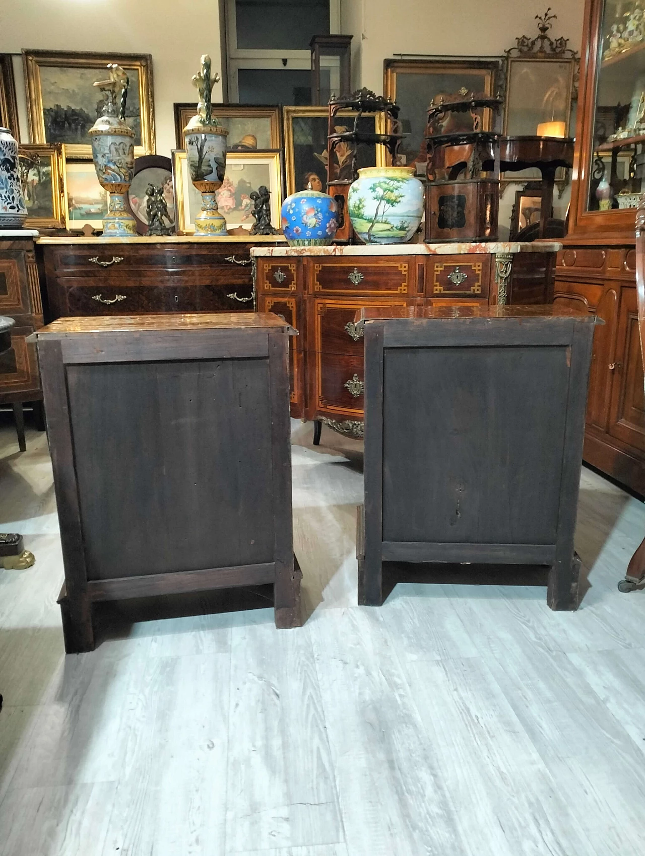 Coppia di comodini in noce con intarsi a scacchiera, inizio '900 4