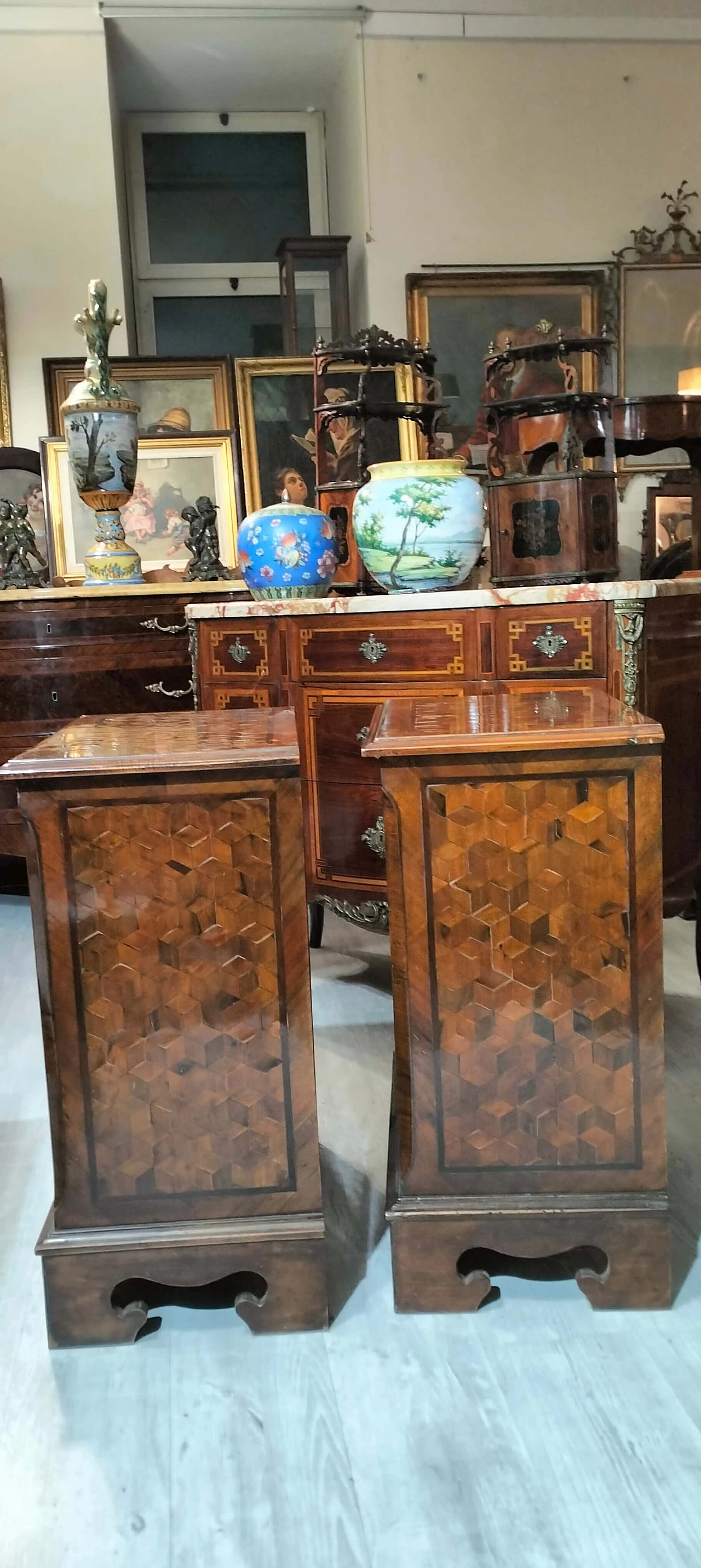 Coppia di comodini in noce con intarsi a scacchiera, inizio '900 5