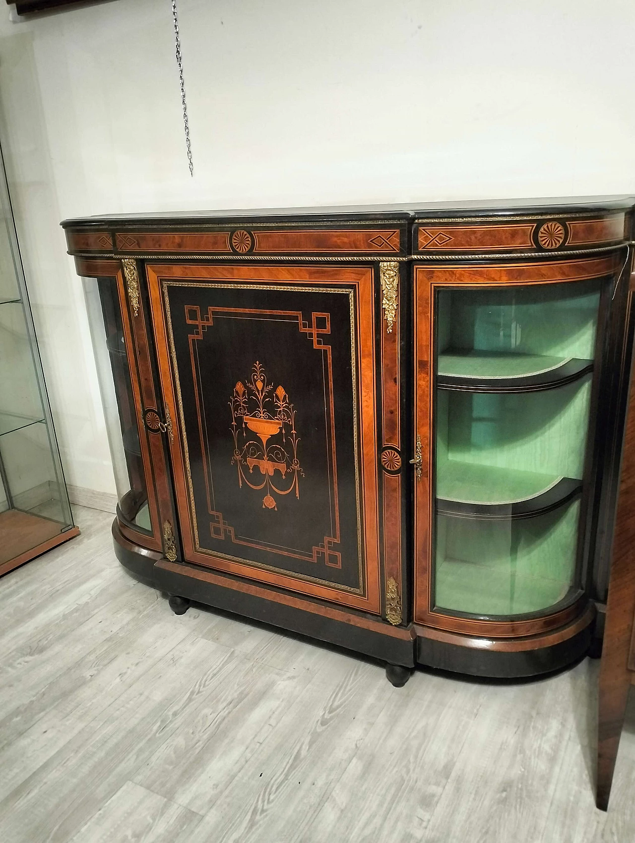 Credenza in radica di tullio, radica di noce ed ebano con decorazioni in bronzo, 1850 1