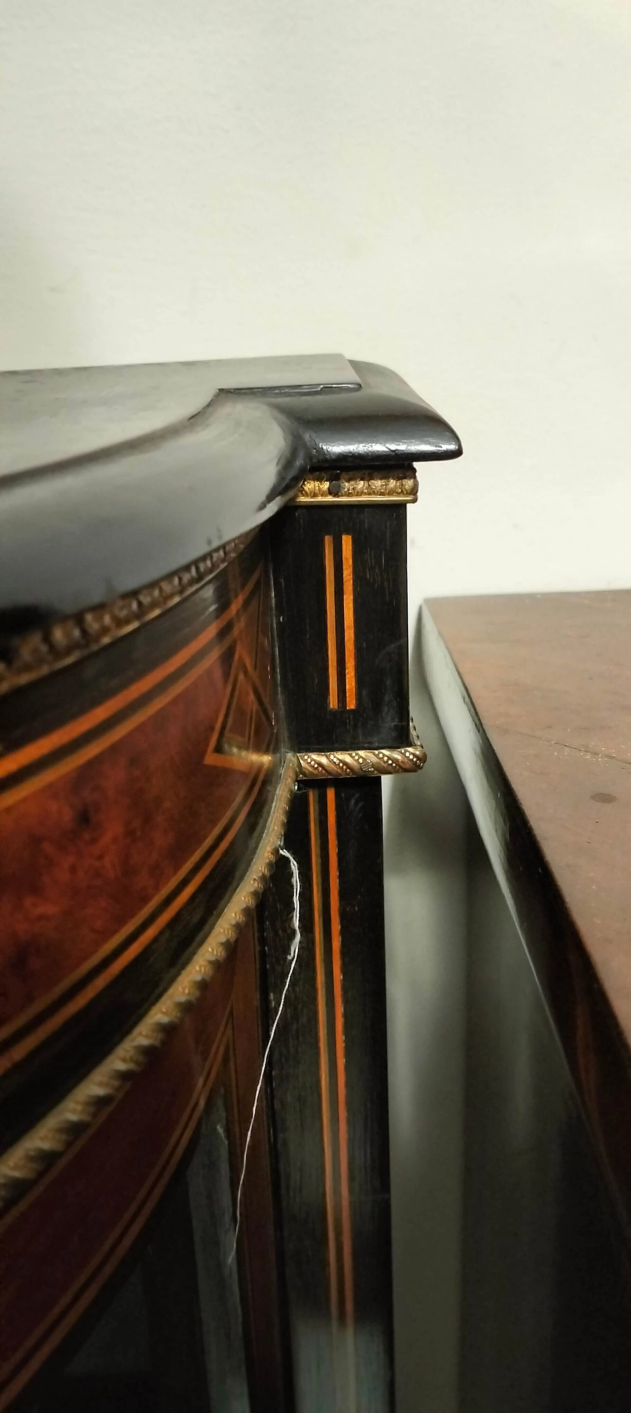 Credenza in radica di tullio, radica di noce ed ebano con decorazioni in bronzo, 1850 4