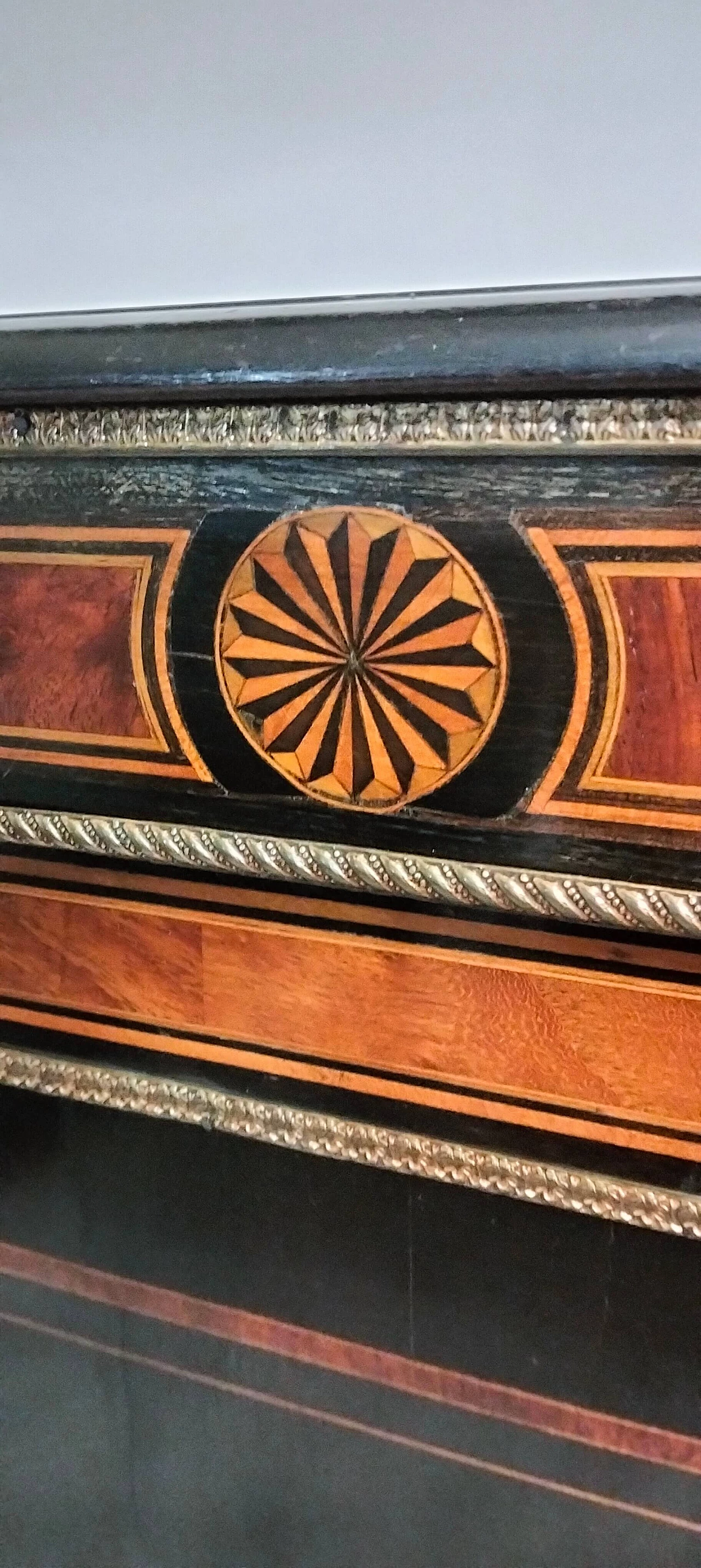 Credenza in radica di tullio, radica di noce ed ebano con decorazioni in bronzo, 1850 5