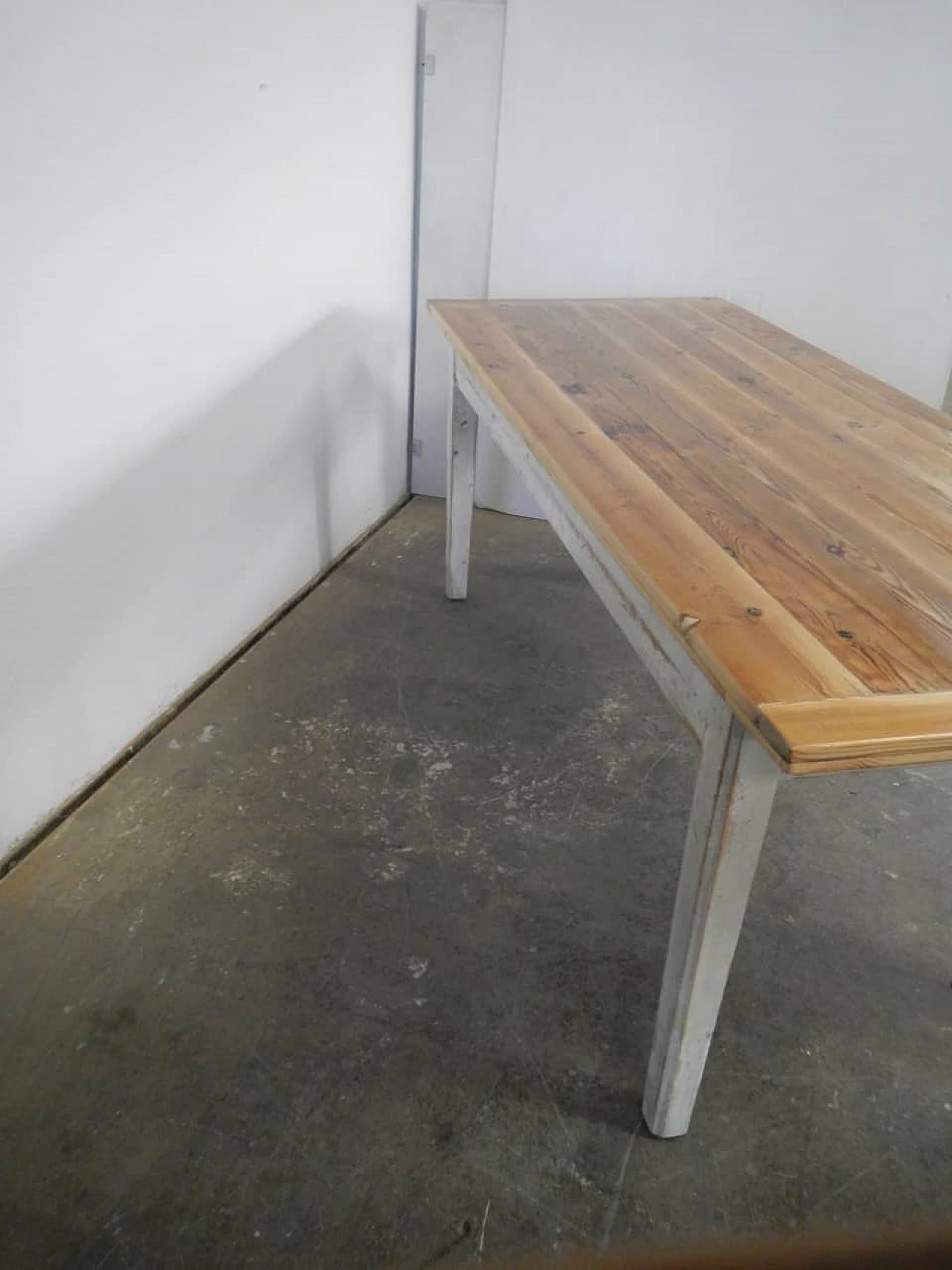 Tavolo in abete verniciato bianco e larice, anni '70 5