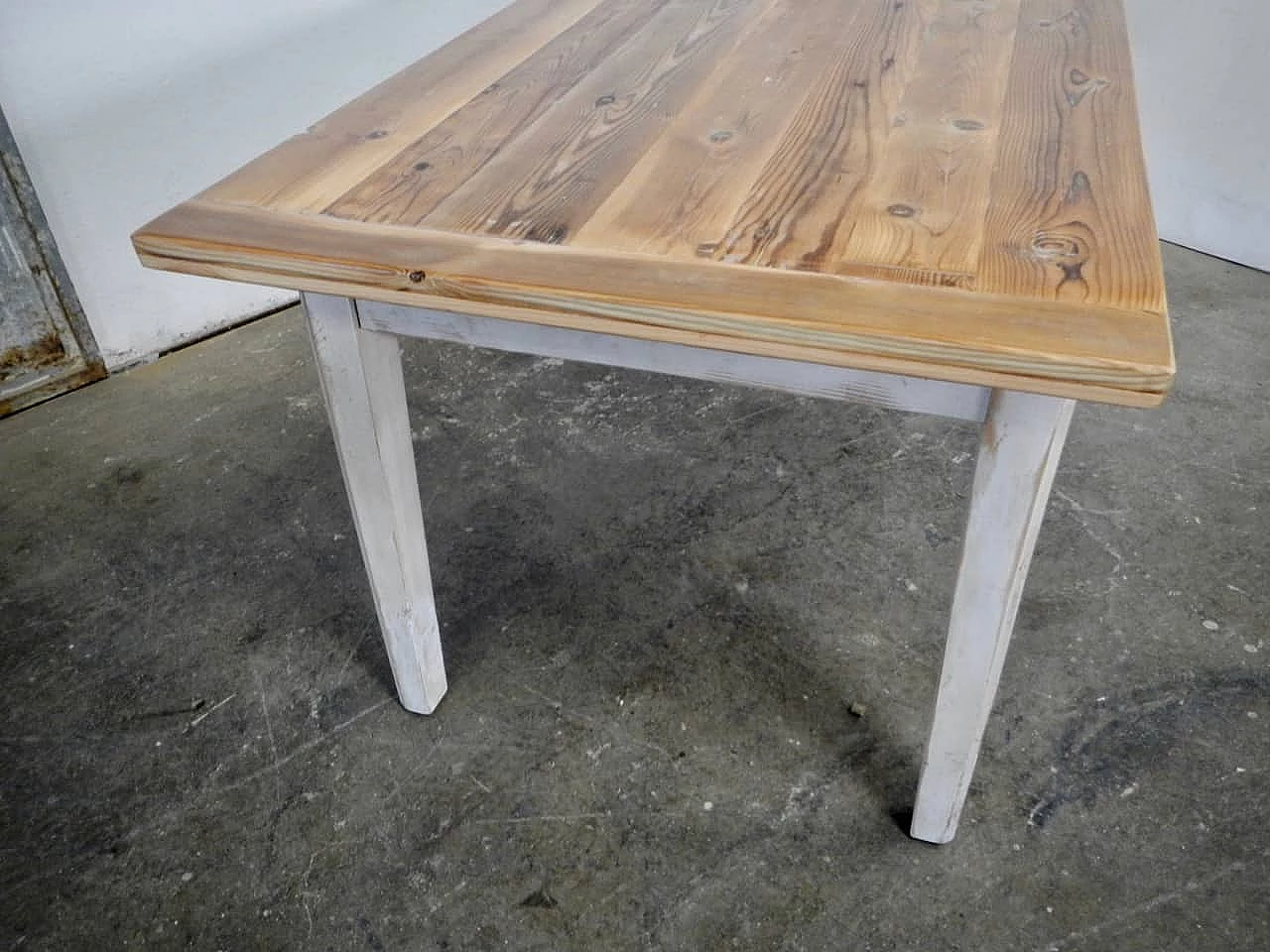 Tavolo in abete verniciato bianco e larice, anni '70 7
