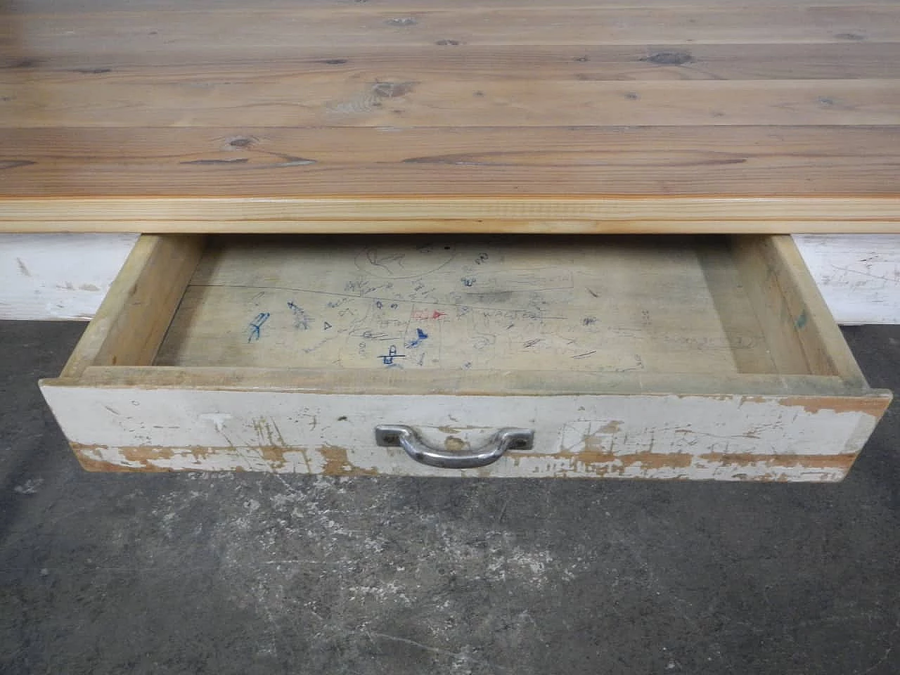 Tavolo in abete verniciato bianco e larice, anni '70 9