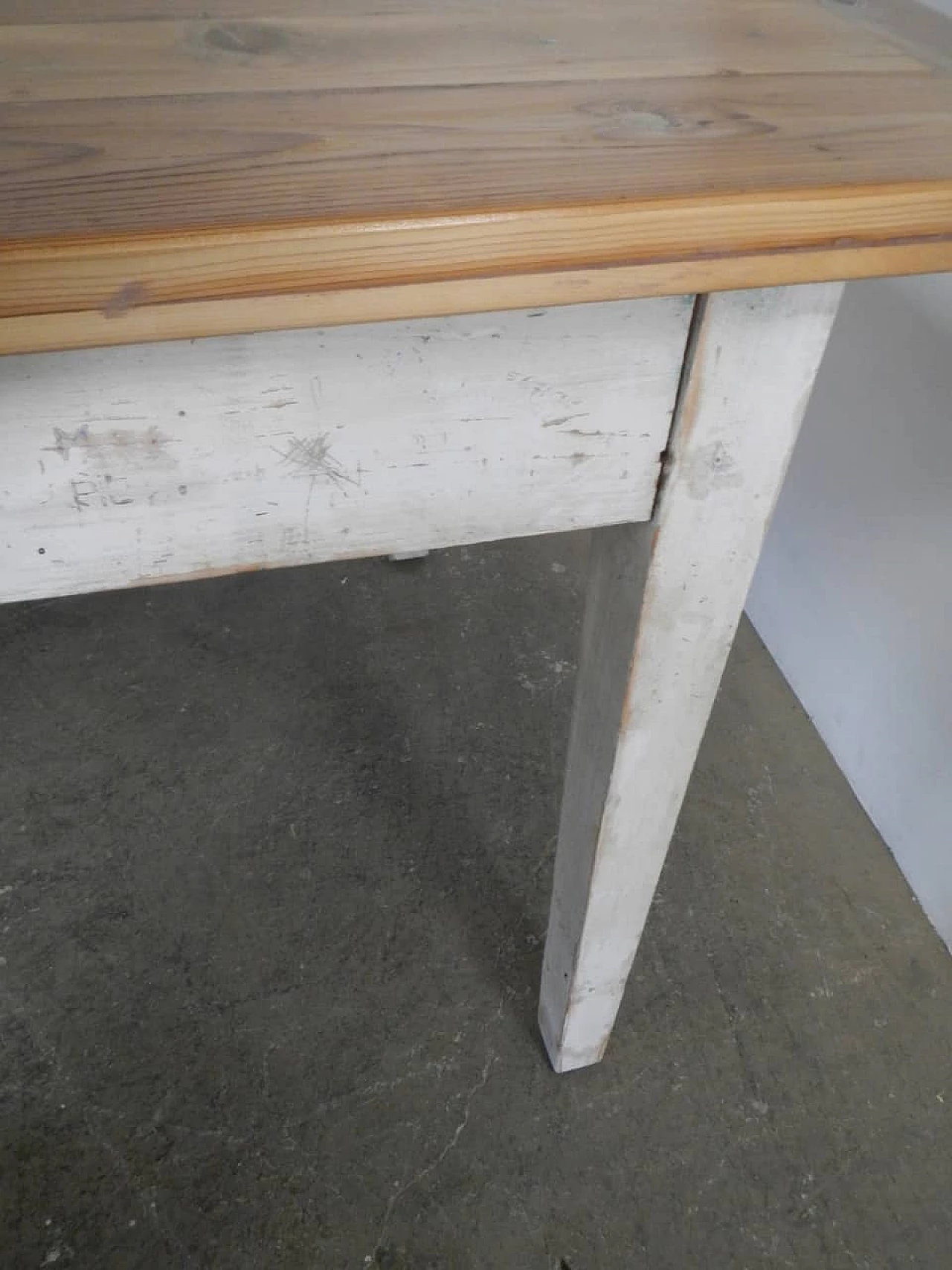 Tavolo in abete verniciato bianco e larice, anni '70 10