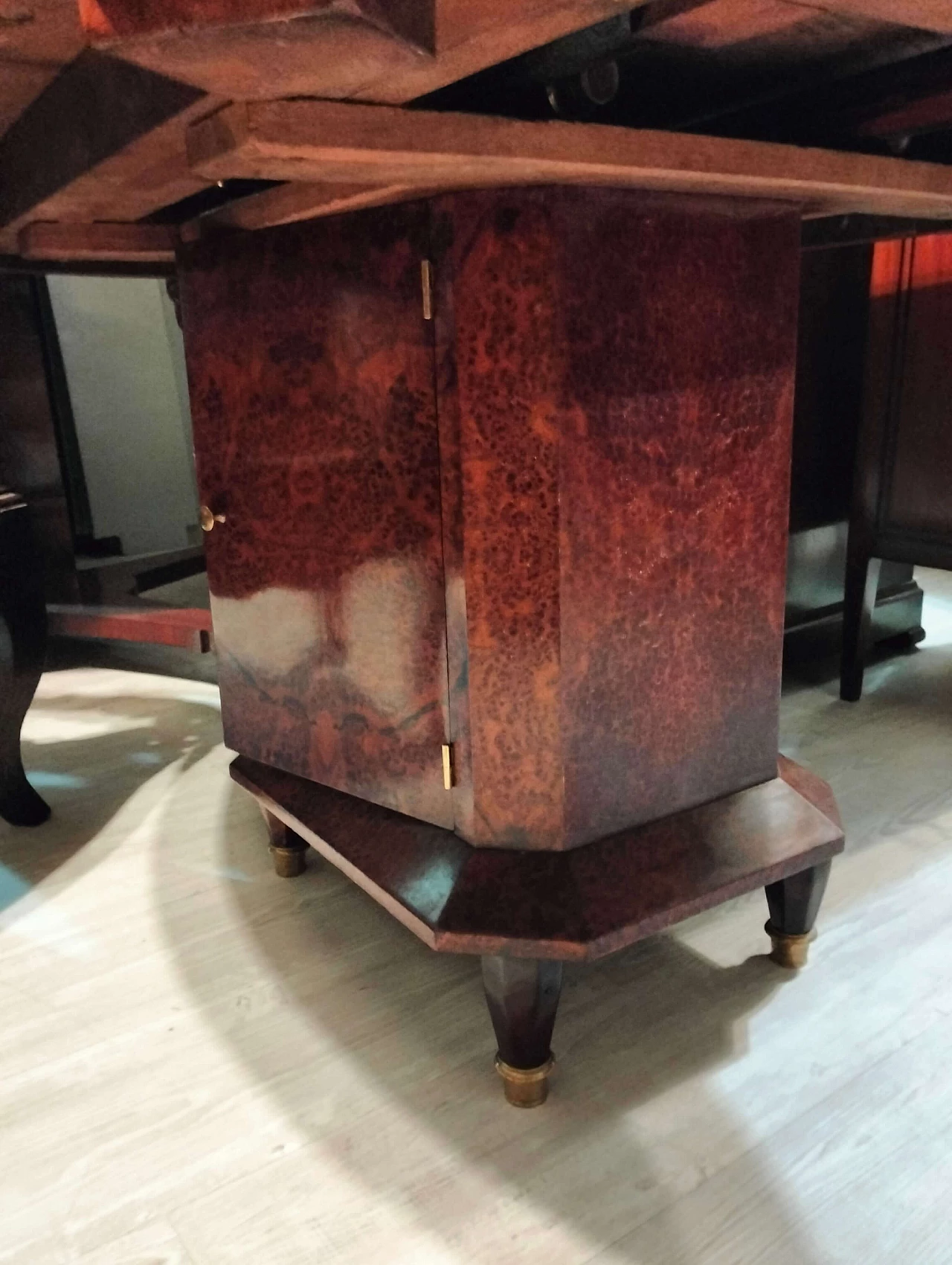 Tavolo francese in radica e bronzo con anta sulla base 1