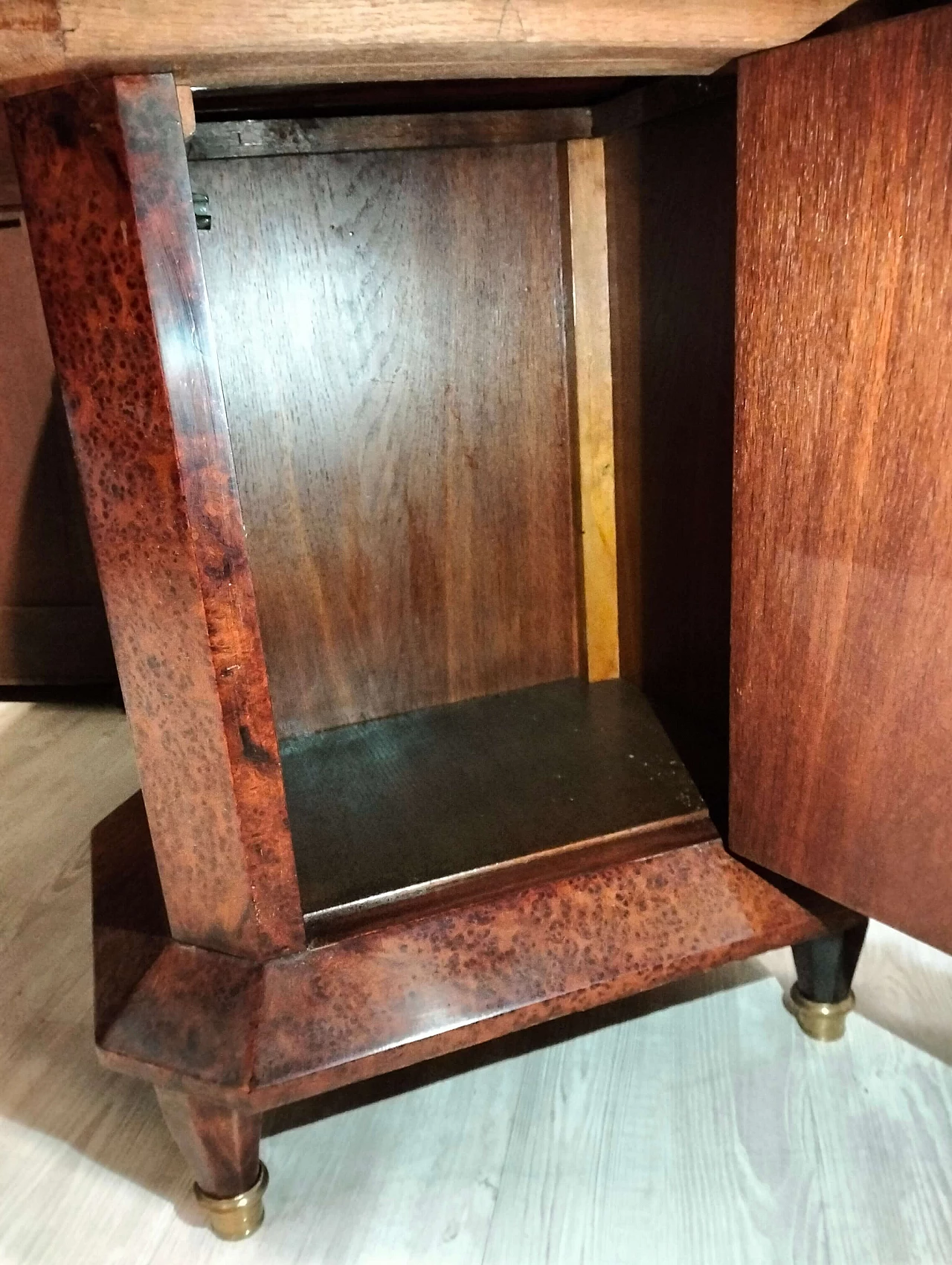 Tavolo francese in radica e bronzo con anta sulla base 2