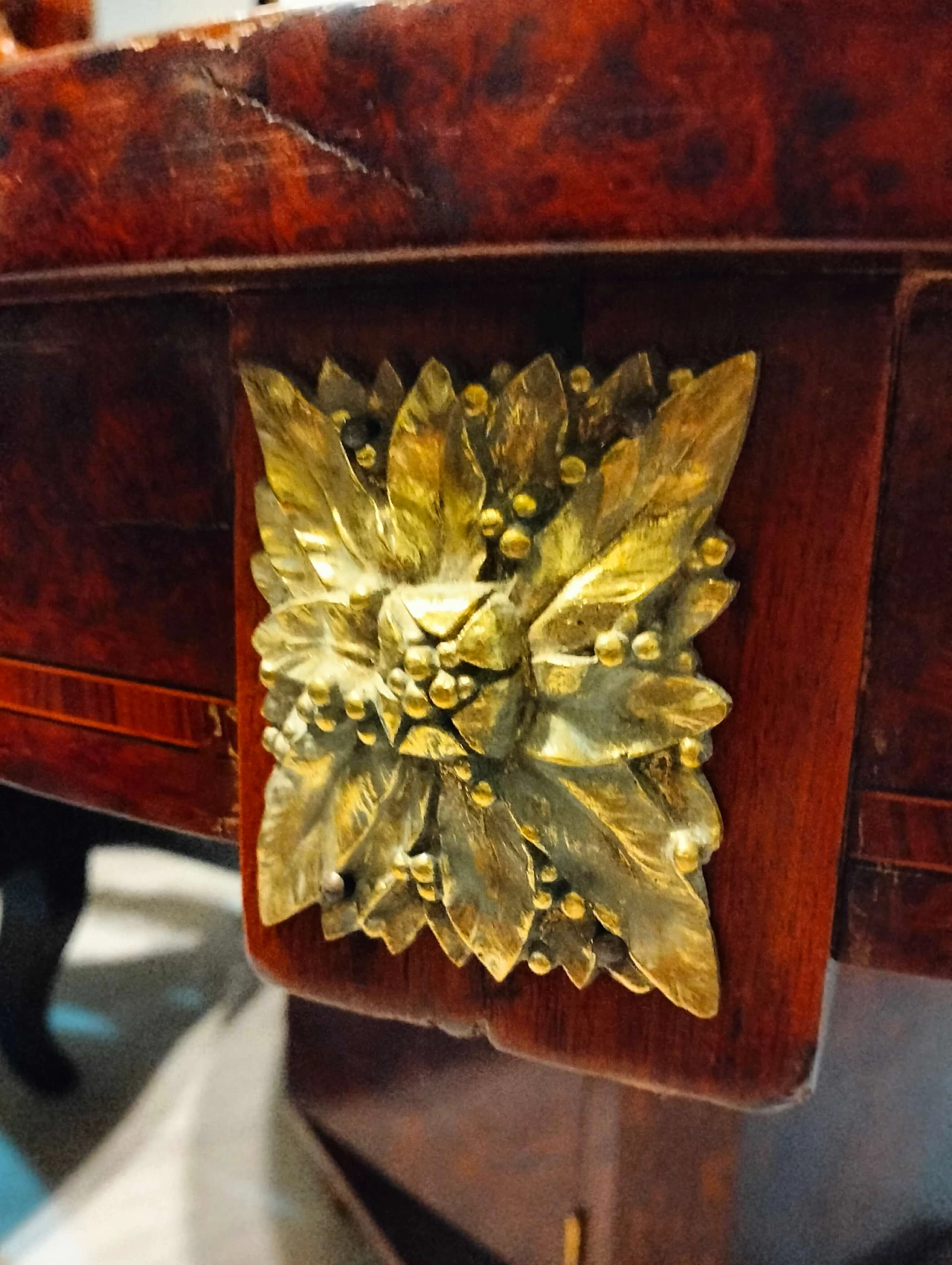 Tavolo francese in radica e bronzo con anta sulla base 3