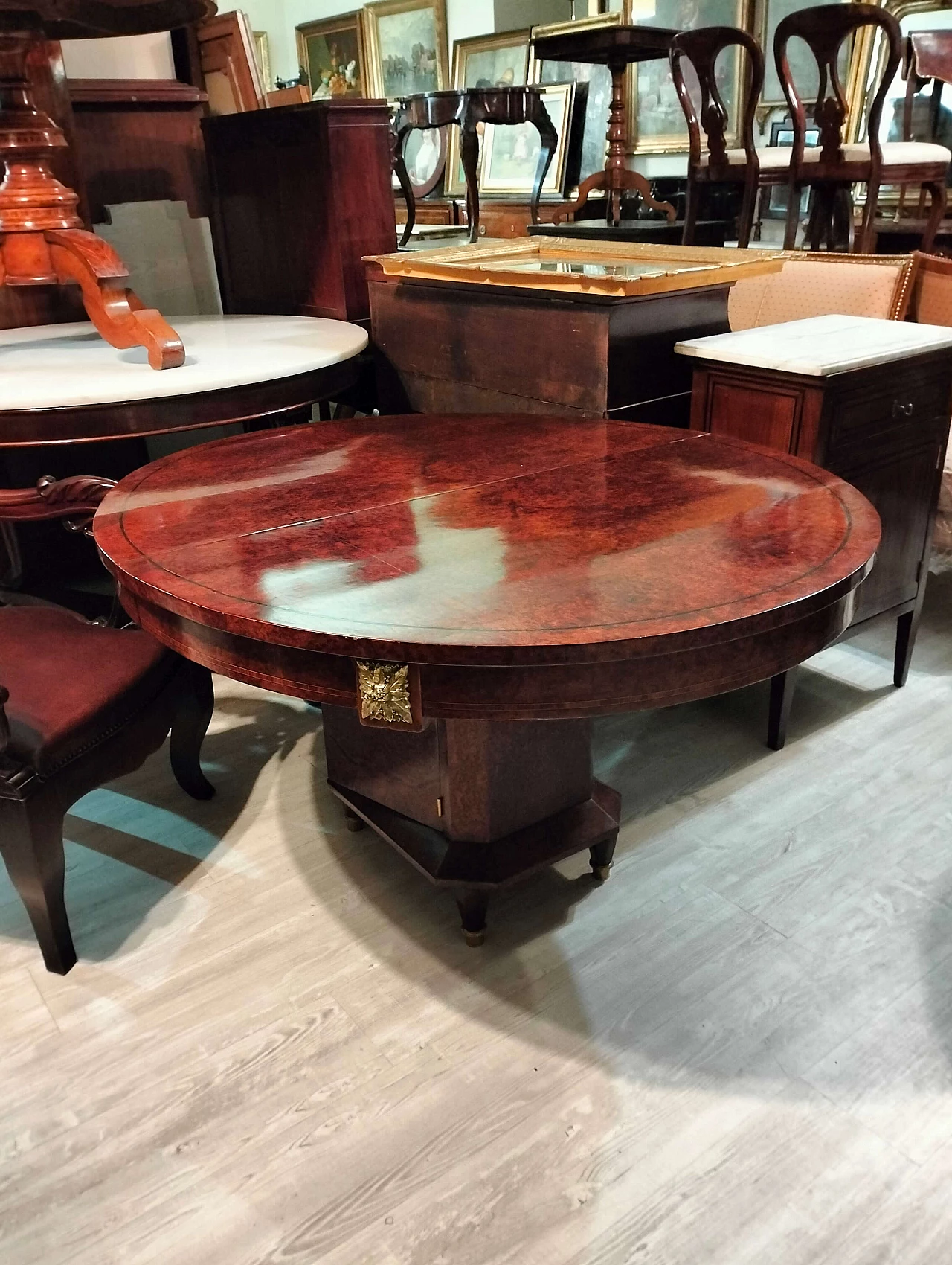 Tavolo francese in radica e bronzo con anta sulla base 4