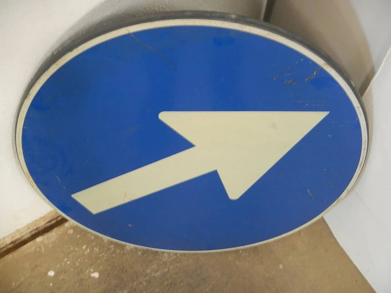 Road sign with directional arrow by Veneta snc 3