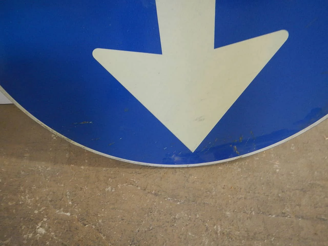 Road sign with directional arrow by Veneta snc 7