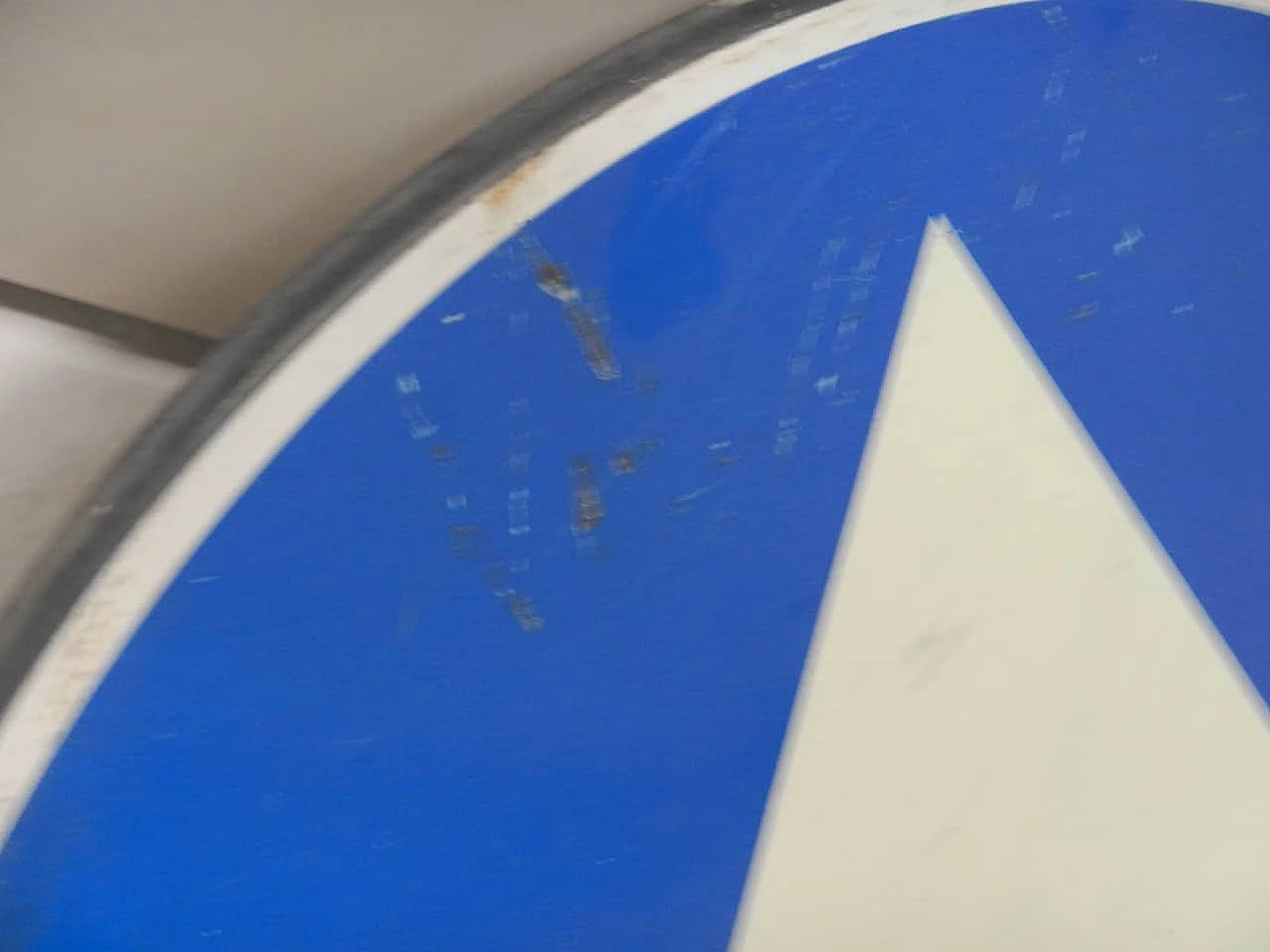 Road sign with directional arrow by Veneta snc 9