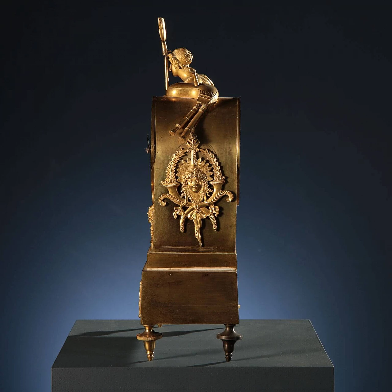 Gilded bronze mantel clock, early 19th century 7