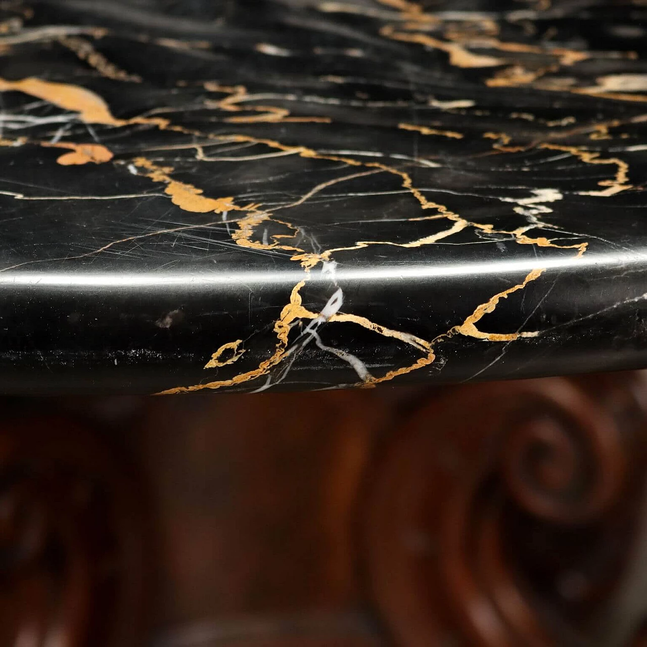 Tavolo rotondo in mogano con piano in marmo Portoro 4