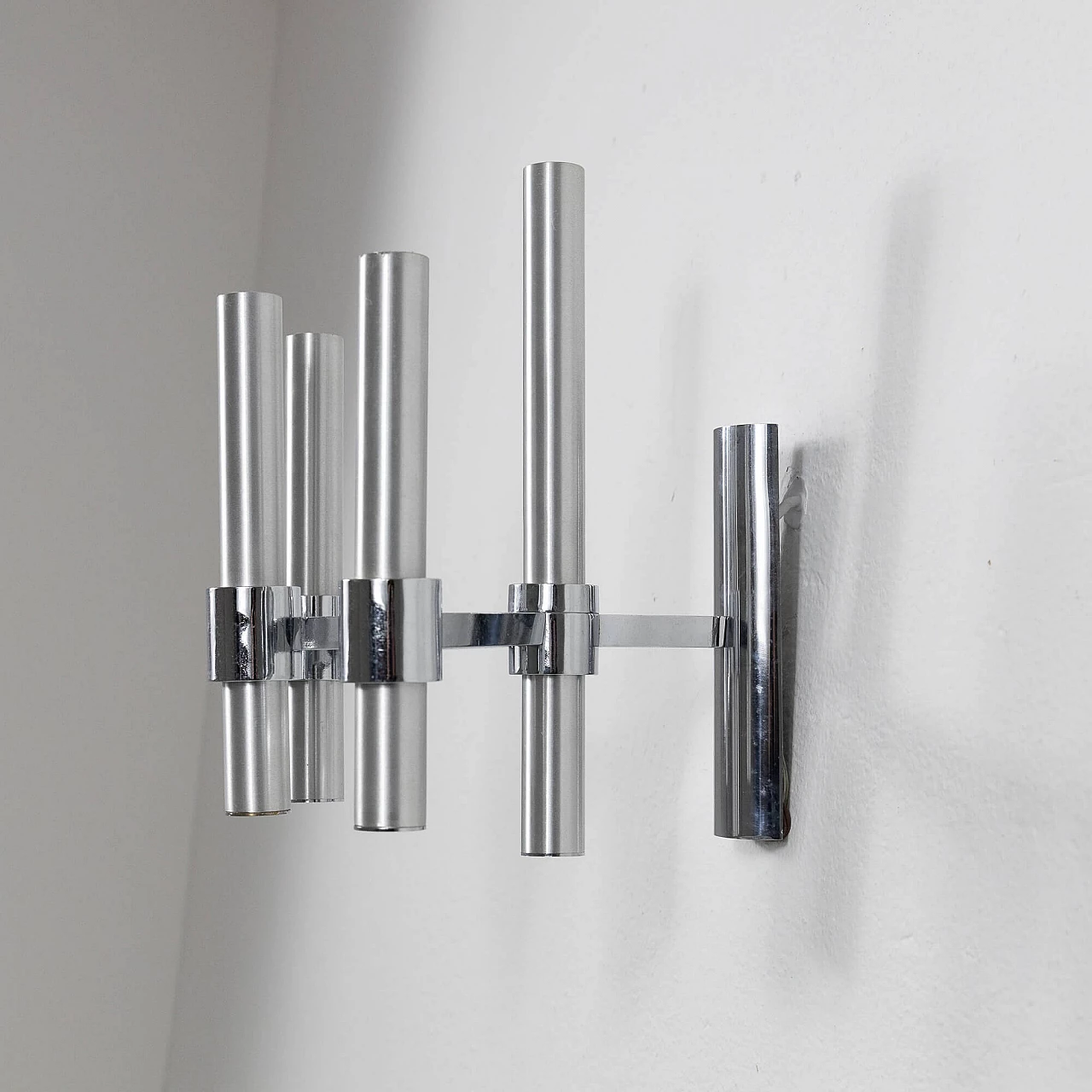 Coppia di applique a quattro luci in metallo cromato, anni '70 7