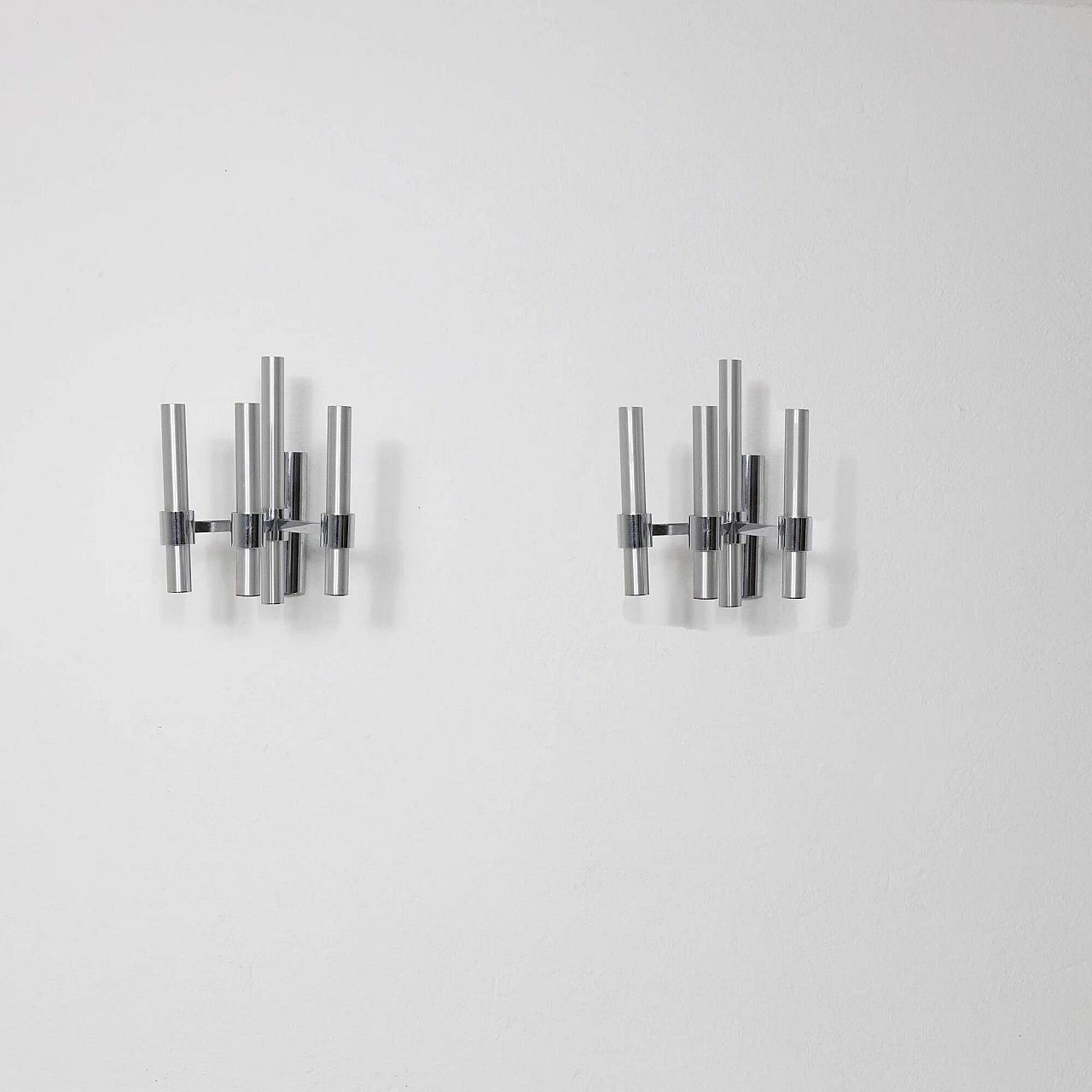 Coppia di applique a quattro luci in metallo cromato, anni '70 10